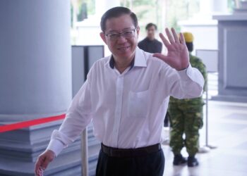 LIM Guan Eng tiba di Mahkamah Sesyen Kuala Lumpur bagi perbicaraan kes rasuah terowong dasar laut Pulau Pinang. - UTUSAN/FAUZI BAHARUDIN