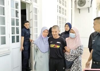 MUHAMMAD Yasmi Mohammad Yasin (tengah) dan isteri, Rossuhili Ikhsan (kiri) terlepas hukuman mati di tali gantung selepas Mahkamah Tinggi Ipoh  melepaskan dan membebaskan mereka hari ini daripada tuduhan mengedar dadah, tiga tahun lalu. - UTUSAN/ASLIZA MUSA