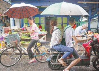 RATA-RATA penduduk di Pulau Ketam, Klang, Selangor menggunakan skuter elektrik dan basikal untuk kegunaan harian ekoran penempatan itu tidak mempunyai jaringan jalan raya seperti tempat lain. - UTUSAN/SADDAM YUSOFF