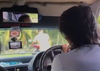 TANGKAP layar rakaman video seorang penunggang motosikal mengetuk cermin kereta menggunakan topi keledar. - UTUSAN