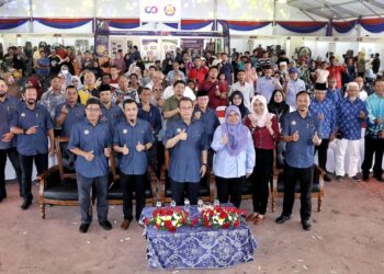 ABDUL Fattah Abdullah (empat dari kanan) pada Sambutan Karnival 100 Tahun Koperasi Anggota Kerajaan Ipoh Berhad di Ipoh hari ini. - UTUSAN/MUHAMAD NAZREEN SYAH MUSTHAFA