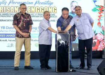 TIONG King Sing (dua dari kanan) pada perasmian program Warisan@Lenggong di Lenggong hari ini. - UTUSAN/MUHAMAD NAZREEN SYAH MUSTHAFA