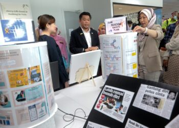 LUKANISMAN Awang Sauni melawat pameran pada Program MySAVE di Cyberjaya. - UTUSAN/FAISOL MUSTAFA