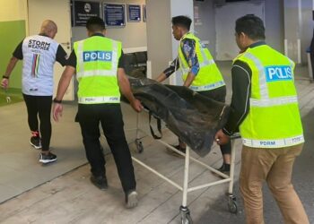 MAYAT pelombong emas yang maut dihempap batu dibawa ke bahagian forensik untuk proses bedah siasat di Hospital Lipis di Lipis, Pahang.