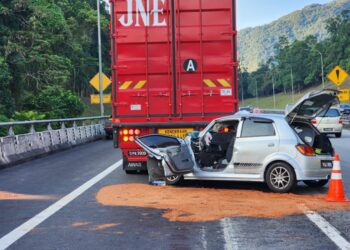 KEADAAN kereta mangsa yang terlibat kemalangan dengan sebuah treler di Kilometer 301.5, Lebuh Raya Utara-Selatan arah selatan di Kampar bulan lalu. - UTUSAN/IHSAN PDRM