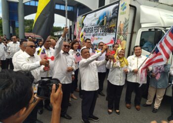 SAARANI Mohamad (tengah) menyempurnakan pelepasan produk usahawan Perak ke Malaysia Fest 2023 yang berlangsung di Singapura hujung bulan pada program Hari Bertemu Pelanggan di Gerik hari ini. - UTUSAN/FADZIL ZAINOL