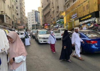 JALAN raya di Mekah mula sibuk dengan kenderaan dan jemaah yang berulang alik ke Masjidilharam selepas musim haji.