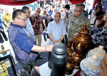 TIONG King Sing (kiri) melawat pameran pada program Warisan@Lenggong sempena sambutan ulang tahun ke-11 pengiktirafan Lembah Lenggong sebagai Tapak Warisan Dunia UNESCO di Lenggong. -UTUSAN/MUHAMAD NAZREEN SYAH MUSTHAFA