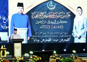 SULTAN Nazrin Muizzuddin Shah bertitah pada Majlis Sambutan Maal Hijrah 1445H peringkat negeri Perak di Ipoh hari ini. - UTUSAN/MUHAMAD NAZREEN SYAH MUSTHAFA