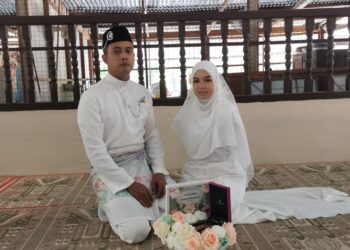 NORFARRAH Syahirah Shaari dan Zulfadli Syahrul melangsungkan pernikahan di Masjid Al-Maaruf Parit 5 Sungai Sumun,  Hutan Melintang di Bagan Datuk hari ini. - UTUSAN/AIN SAFRE BIDIN