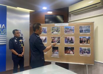 YAHAYA Othman menunjukkan lokasi-lokasi Op Tapis Khas SeMalaysia di negeri ini dalam sidang akhbar di Ibu Pejabat Polis Kontinjen (IPK) Pahang di Kuantan, Pahang