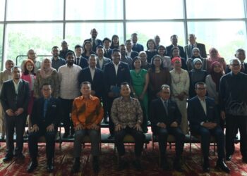 NIK Nazmi Nik Ahmad (duduk, tengah) bersama Panel Penasihat Perubahan Iklim  selepas mempengerusian mesyuarat pelantikan mereka di KLCC, Kuala Lumpur, hari ini.