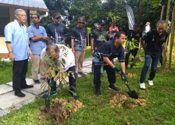 AMMAR Abd. Ghapar (tengah) menanam pokok sebagai simbolik pemuliharaan semasa majlis pelancaran Denai Konservasi di Maxwell Base Camp, Bukit Larut, Taiping. - UTUSAN/FADZIL ZAINOL