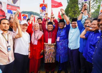 ANWAR Ibrahim mengiringi calon Pakatan Harapan dan Barisan Nasional untuk proses penamaan calon Pilihan Raya Negeri di Sungai Pusu, Gombak, semalam.