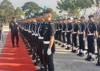 MOHD. Yusri Hassan Basri memeriksa perbarisan kawalan kehormatan pada majlis Perhimpunan Khas sempena lawatan kerja rasmi beliau di IPD Manjung hari ini. - UTUSAN