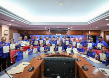 AHMAD Said (duduk, tengah) bergambar bersama calon-calon Barisan Nasional (BN) yang akan bertanding pada Pilihan Raya Negeri (PRN) di Ibu Pejabat UMNO Terengganu, Kuala Terengganu hari ini. - UTUSAN/PUQTRA HAIRRY ROSLI