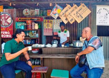 MUHAMMAD Zaini Md. Radzi (tengah) menyiapkan hidangan kopi 'o' panas buat pengunjung warung Kopi Khita di Kampung Lahar Tiang dekat Kepala Batas, Pulau Pinang.