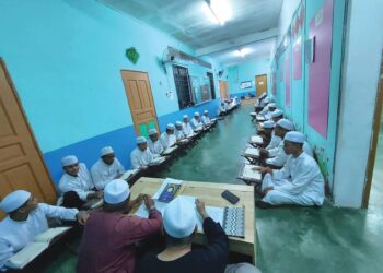 PARA pelajar di Madrasah Al-Quran Wal Arabiyyah (Mawar) di Kepala Batas, Pulau Pinang menjalani ujian hafazan dan tilawah yang menjadi rutin para pelajar di situ.