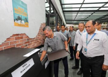 FADLUN Mak Ujud menunjukkan kaunter kemas sisa makanan yang disediakan di Kafeteria Rampai Sari, Kompleks Perbadanan Putrajaya. - UTUSAN/MOHD HUSNI MOHD NOOR