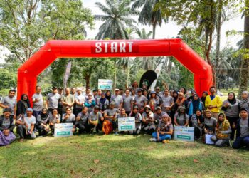 PENGAMAL media dan kakitangan PPj berbusana kampung menyertai Program Fun Race di Pusat Rekreasi, Taman Wetland, Presint 1, Putrajaya. - UTUSAN/FAISOL MUSTAFA