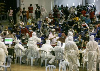 Covid-19 masih terkawal tetapi orang ramai digalakkan mermakai pelitup muka ketika berada di kawasan tumpuan. - Gambar hiasan