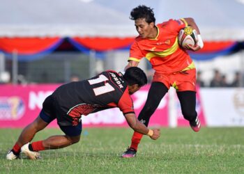 AKSI pemain Selangor (kanan) dan Johor pada Kejohanan Ragbi 7 Sebelah Kebangsaan  di Stadium Ragbi Perak, Ipoh hari ini. - UTUSAN