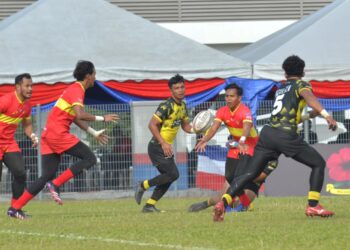 AKSI perlawanan di antara Selangor (jersi merah) dan Perak pada Kejohanan Ragbi 7 Sebelah Kebangsaan di Stadium Ragbi Perak, Ipoh hari ini. - UTUSAN/ZULFACHRI ZULKIFLI