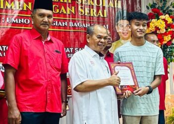 SHAM Mat Sahat (tengah) menyampaikan sijil penghargaan kepada pelajar cemerlang SPM pada majlis di Bagan Serai.- UTUSAN/WAT KAMAL ABAS