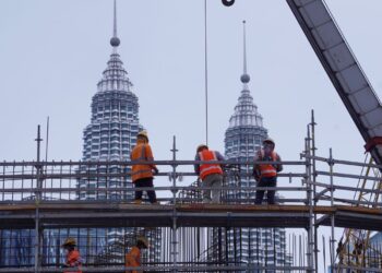 RAKYAT Malaysia perlu bersedia bekerja di sektor 3D yang kini dimonopoli oleh warga asing.