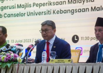 MOHD. Ekhwan Toriman (tengah) semasa Majlis Pengumuman Keputusan Peperiksaan STPM 2022 di Majlis Peperiksaan Malaysia, Kuala Lumpur. -UTUSAN/SHIDDIEQIIN ZON