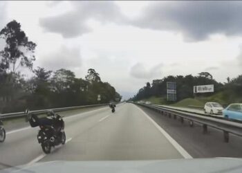 TANGKAP layar aksi penunggang motosikal yang menunggang secara berbahaya di Kilometer 329, Lebuh Raya Utara-Selatan arah utara dekat Tapah tular dalam media sosial.  - UTUSAN