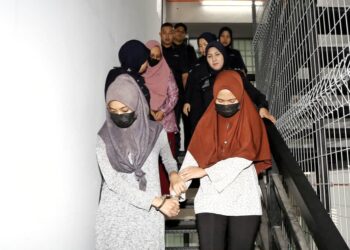 TIGA individu yang dituduh terbabit dalam kes pengabaian dan menganiaya kanak-kanak taska ketika didakwa di Mahkamah Sesyen Ipoh hari ini. - UTUSAN/MUHAMAD NAZREEN SYAH MUSTHAFA