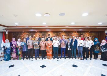 KETUA Pengarah Pendidikan Tinggi, Prof. Dr. Azlinda Azman (tengah) diapit Prof. Datuk Ir. Dr Ahmad Fauzi Ismail (kiri) dan Pengerusi BRIN, 
Dr. Laksana Tri Handoko (kanan) bergambar bersama-sama delegasi Malaysia dan pihak BRIN yang turut disertai Duta Besar Malaysia ke 
Indonesia, Datuk Syed Md. Hasrin Tengku Hussin.