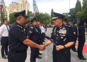 MUHAMAD  Zaki Harun (kanan) menyampaikan surat penghargaan kepada salah seorang daripada anggota polis pada Perhimpunan Bulanan Polis Kelantan di Ibu Pejabat Polis Kontinjen (IPK) Kelantan di sini hari ini. UTUSAN/ROSMIZAN RESDI