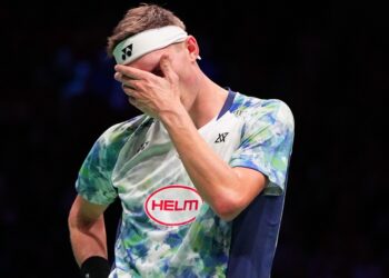 Pemain No. 1 Dunia, Viktor Axelsen kecewa selepas tersingkir di peringkat suku akhir Kejohanan Badminton Dunia 2023 yang berlangsung di Royal Arena, Copenhagen. (FOTO: AFP)