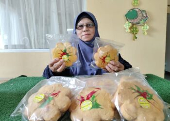 RAWDIAH Daud menunjukkan kuih bahulu pecah lapan yang menjadi pilihan orang ramai di Muar, Johor sempena Pilihan Raya Kecil (PRK) Simpang Jeram. - UTUSAN/ADNAN IBRAHIM