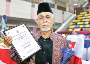 HASSANUDDIN Abd. Karim menunjukkan sijil penerima sumbangan wira negara sempena Sambutan Hari Kebangsaan 2023 Peringkat Negeri Perak di Ipoh, semalam. - UTUSAN/MUHAMAD NAZREEN SYAH MUSTHAFA