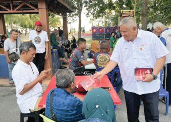 HASNUL Baharudin bertemu orang ramai ketika meninjau dan mengadakan tinjauan di sekitar Pantai Morib, Kuala Langat, Selangor. - UTUSAN / ABDUL RAZAK IDRIS