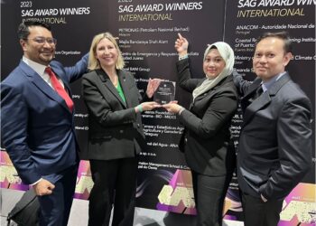 Pasukan Petronas meraikan kemenangan Anugerah Pencapaian Khas GIS (SAG) di Persidangan
Pengguna Esri di San Diego, California.