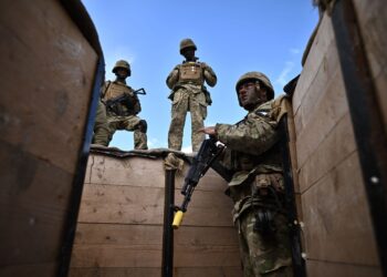 ANGGOTA pasukan tentera New Zealand mengambil bahagian dalam sesi latihan di pangkalan latihan Kementerian Pertahanan Britain (MOD) di selatan England.-AFP