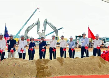 MAJLIS pecah tanah pembinaan kilang  EVE Energy Co. Ltd. bagi pengeluaran bateri litium di Kulim, Kedah.