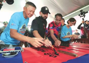 TUNKU Ismail Sultan Ibrahim (dua dari kiri) menunjukkan bakatnya menghasilkan kaligrafi semasa rombongan KMJ 2023 singgah di Sawah Ring, Tangkak, Johor.