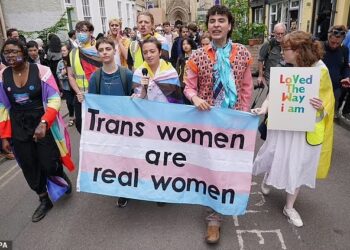 SEBANYAK 35 peratus penduduk Britain menyangka wanita transgender merupakan perempuan sejak dilahirkan. - AP