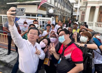 CHOW Kon Yeow berswafoto bersama petugas media selepas selesai mengundi di SJKC Hu Yew Seah, Jalan Madras, George Town, Pulau Pinang kira-kira pukul 8 pagi tadi.