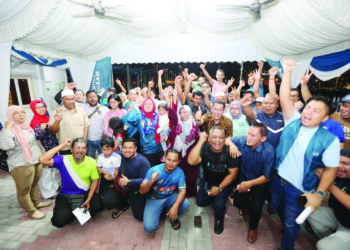 NURUL Syazwani Noh, bersama penyokongnya di Tanjong Karang selepas diumumkan menang di DUN Permatang di Kuala Selangor, malam semalam. - UTUSAN / ISKANDAR SHAH MOHAMED