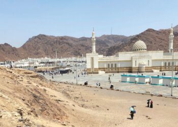 Pemandangan Gunung Uhud dari atas Bukit ‘Aynayn. Ia sentiasa dikunjungi jemaah umrah atau haji.