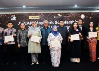 MAJLIS penyampaian Biasiswa ASEAN-Maybank di Jakarta, semalam.