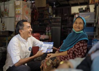 ARMI Irzan Mohd. beramah mesra dengan seorang warga emas dalam sesi kempen rumah ke rumah di Kampung Nesan 4, Kuala Terengganu. - UTUSAN/KAMALIZA KAMARUDDIN