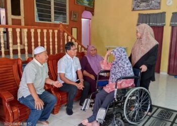 WAN Noorislam Wan Hashim (dua dari kiri) menyantuni seorang warga emas ketika berkempen dari rumah ke rumah di Bukit Tunggal, Kuala Nerus, Terengganu, baru-baru ini. - UTUSAN/KAMALIZA KAMARUDDIN