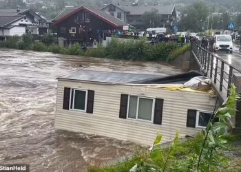 SEBUAH rumah kabin remuk selepas dihanyutkan arus deras ke kawasan jambatan di Hemsedal, Norway.-AGENSI